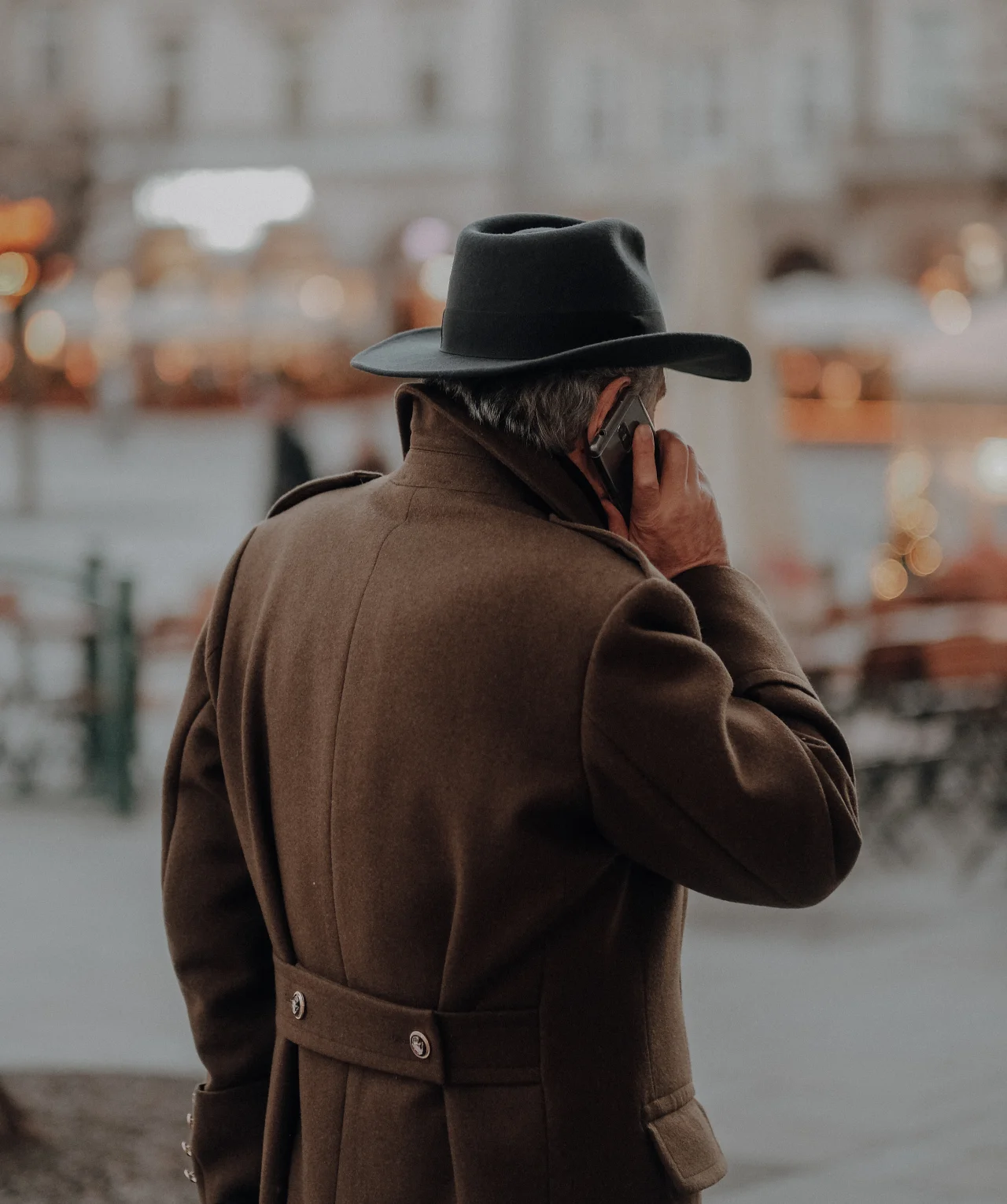 Un homme de dos au téléphone