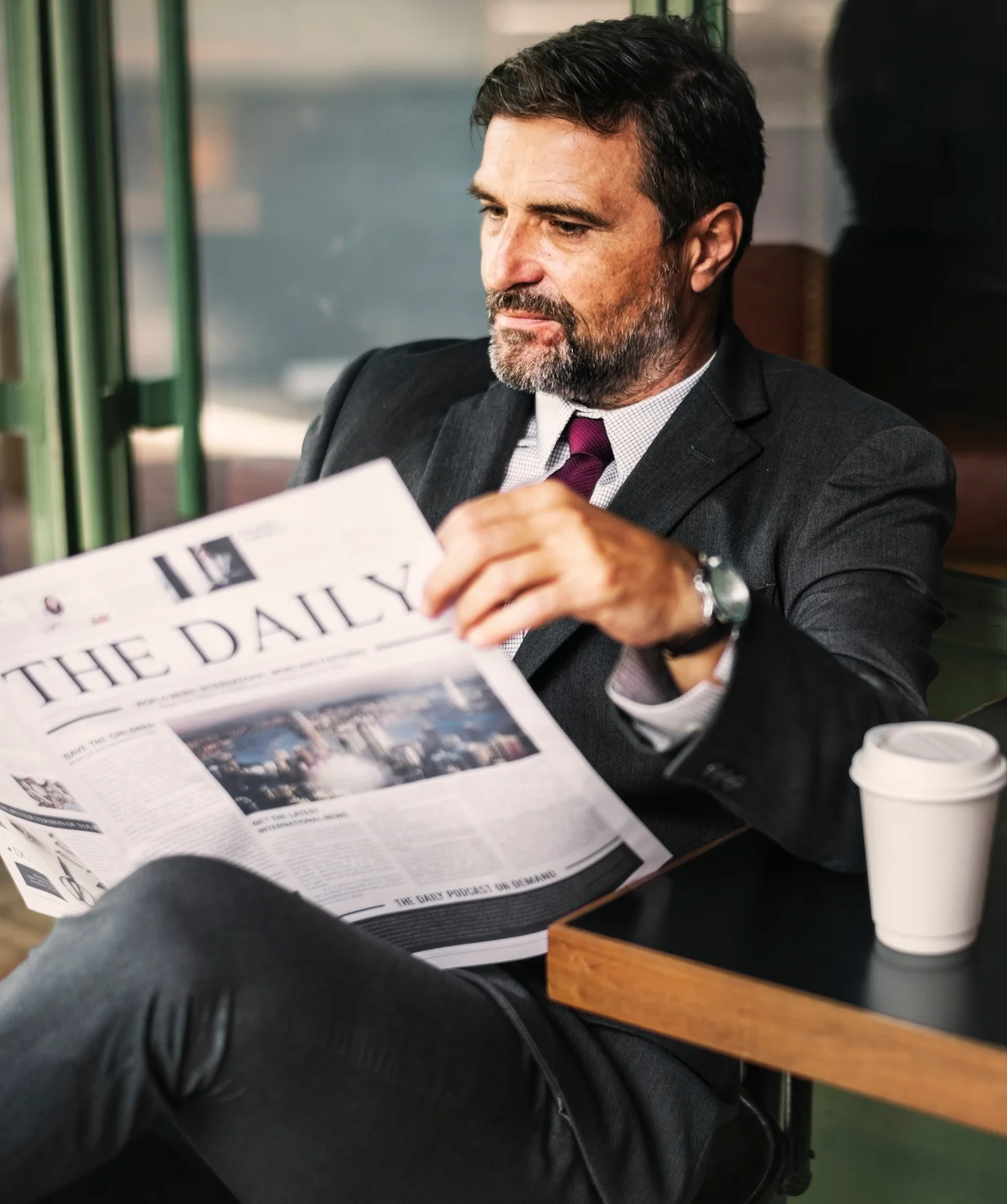 Un homme de face qui lit son journal