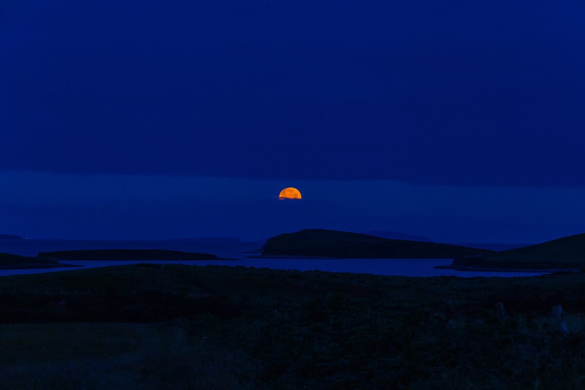 Vieille lune et éclaircie à l’horizon